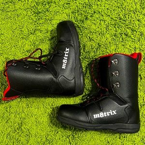 M8TRIX Size 9 Snowboarding Boots, Model #580